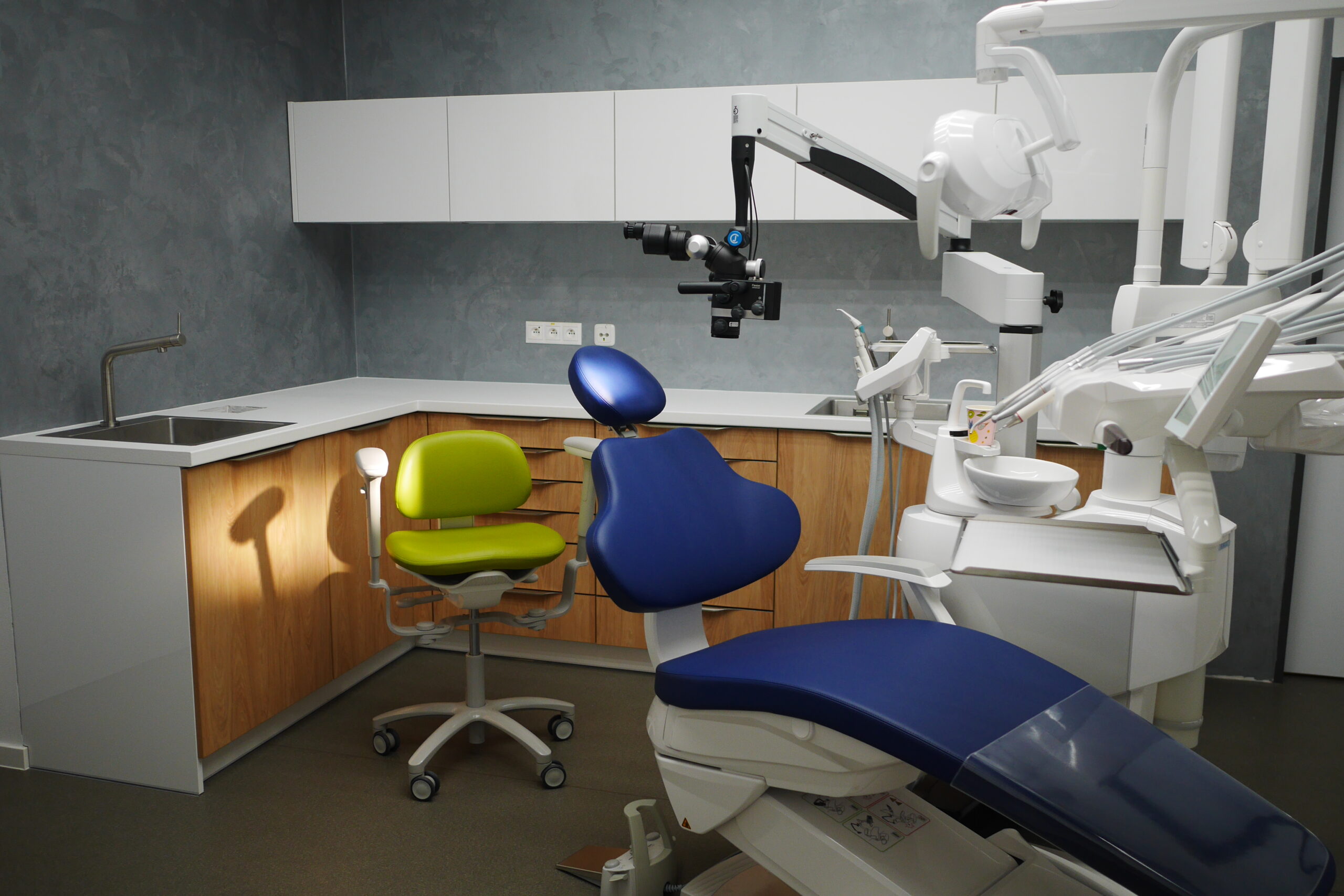 Moderní interiér zubní ordinace DENTALIST v Hlučíně - sterilní prostředí s nejnovší technologií
